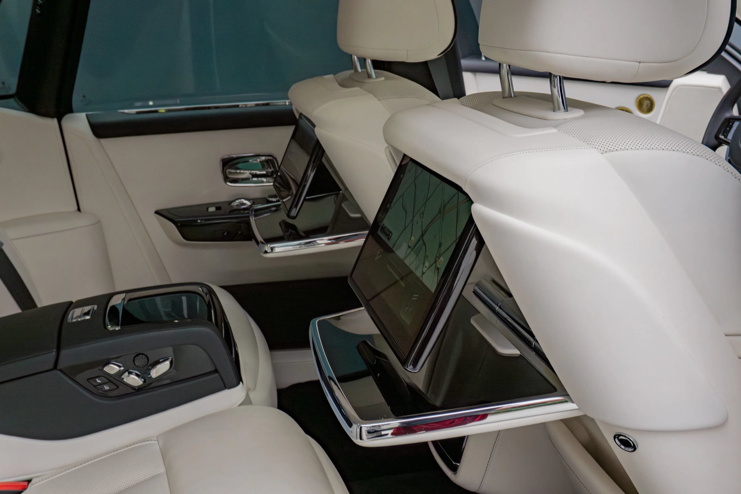 Used 2024 Rolls-Royce Phantom Sedan RWD image 74