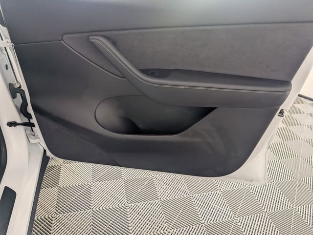 Used 2022 Tesla Model Y Long Range image 30