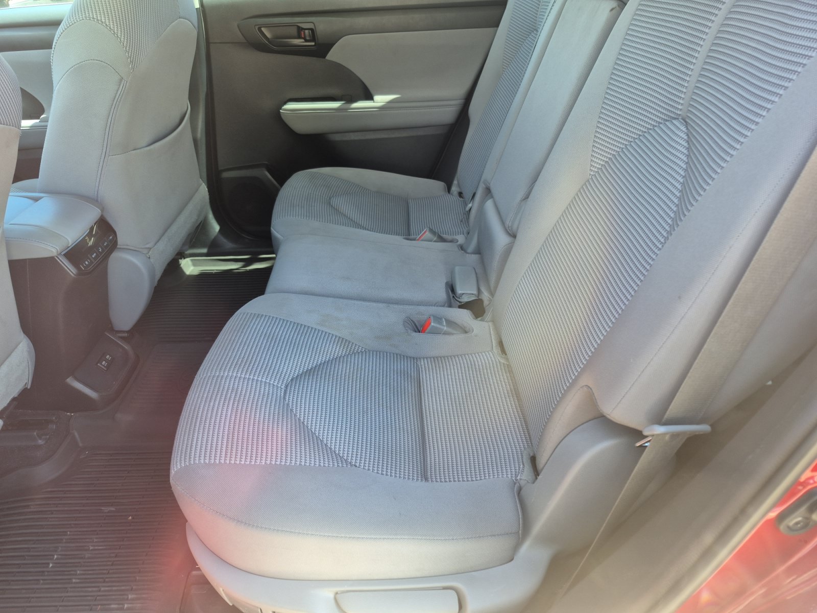 Used 2021 Toyota Highlander LE AWD/4WD image 20