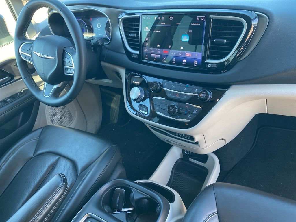 Used 2023 Chrysler Pacifica Touring-L image 15