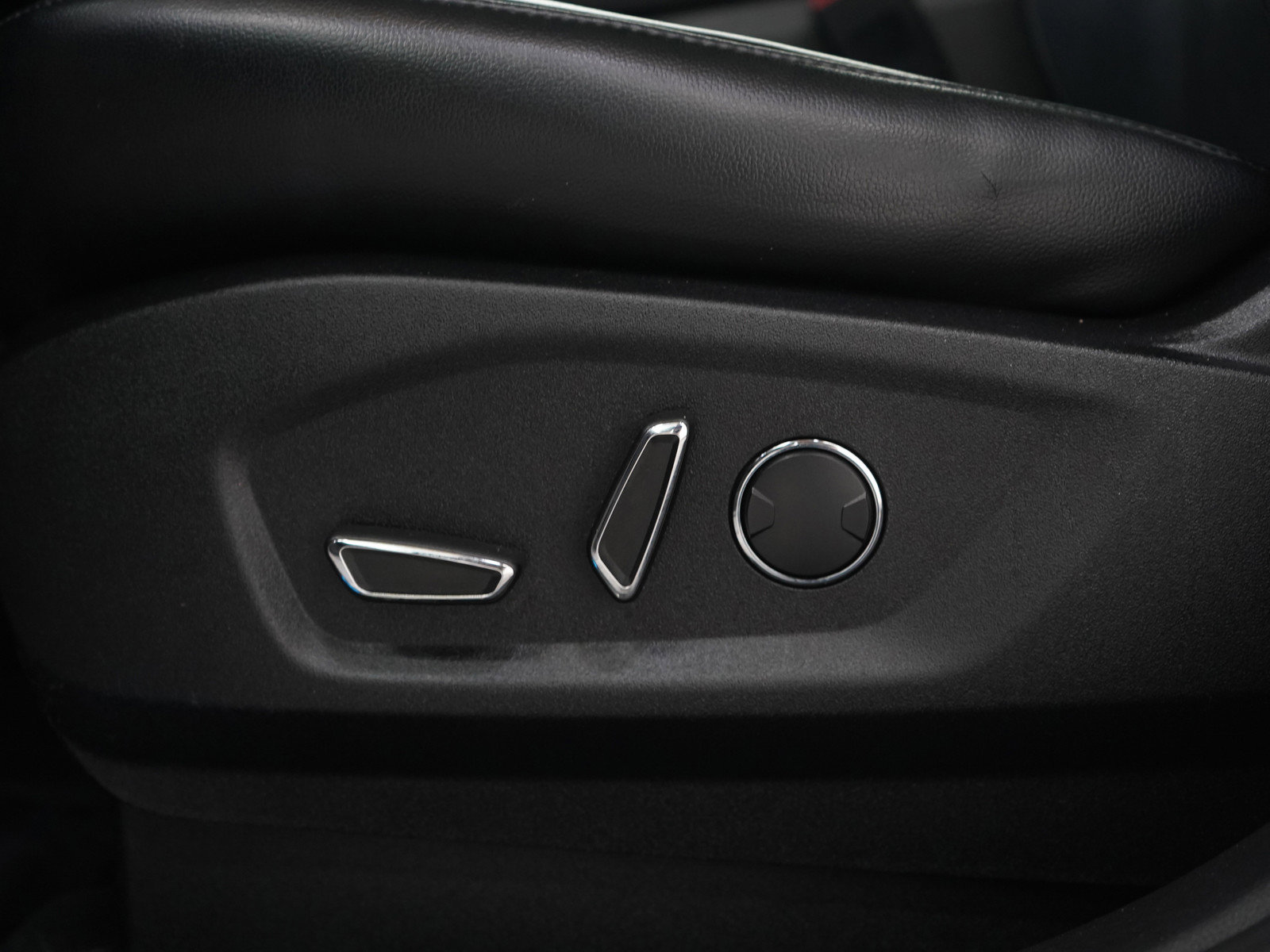 Used 2015 Ford Edge Titanium w/ Equipment Group 302A AWD/4WD image 28