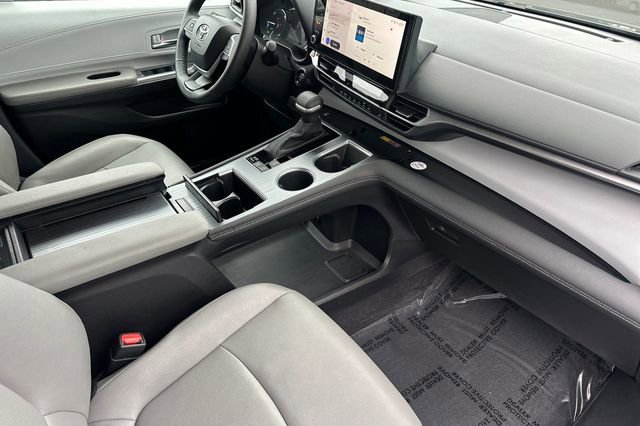 Used 2025 Toyota Sienna XLE image 19