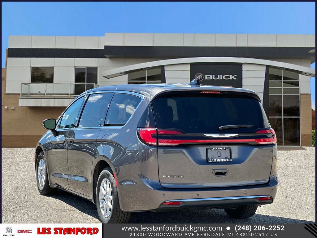Used 2023 Chrysler Pacifica Touring-L FWD image 4