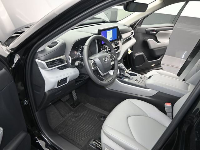 Used 2026 Toyota Highlander XLE image 4
