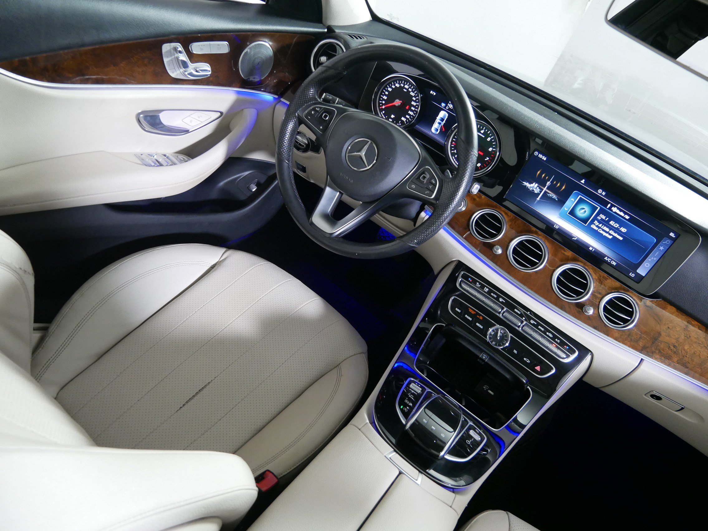 Used 2017 Mercedes-Benz E 300 4MATIC image 9