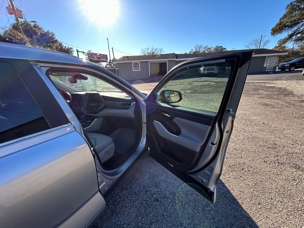 Used 2023 Toyota Highlander XLE image 23