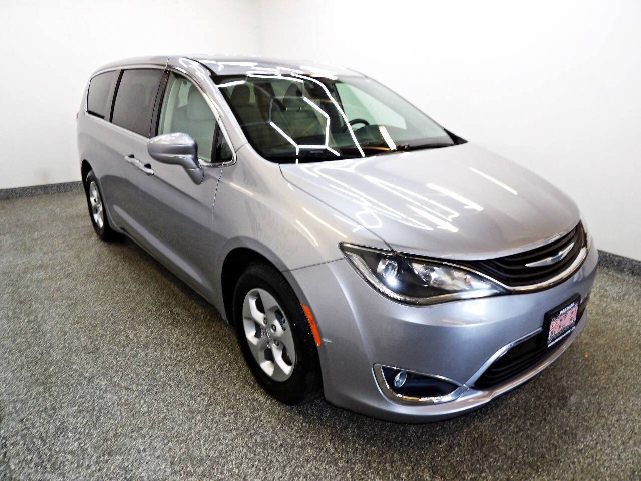 Used 2017 Chrysler Pacifica Touring Plus FWD image 3