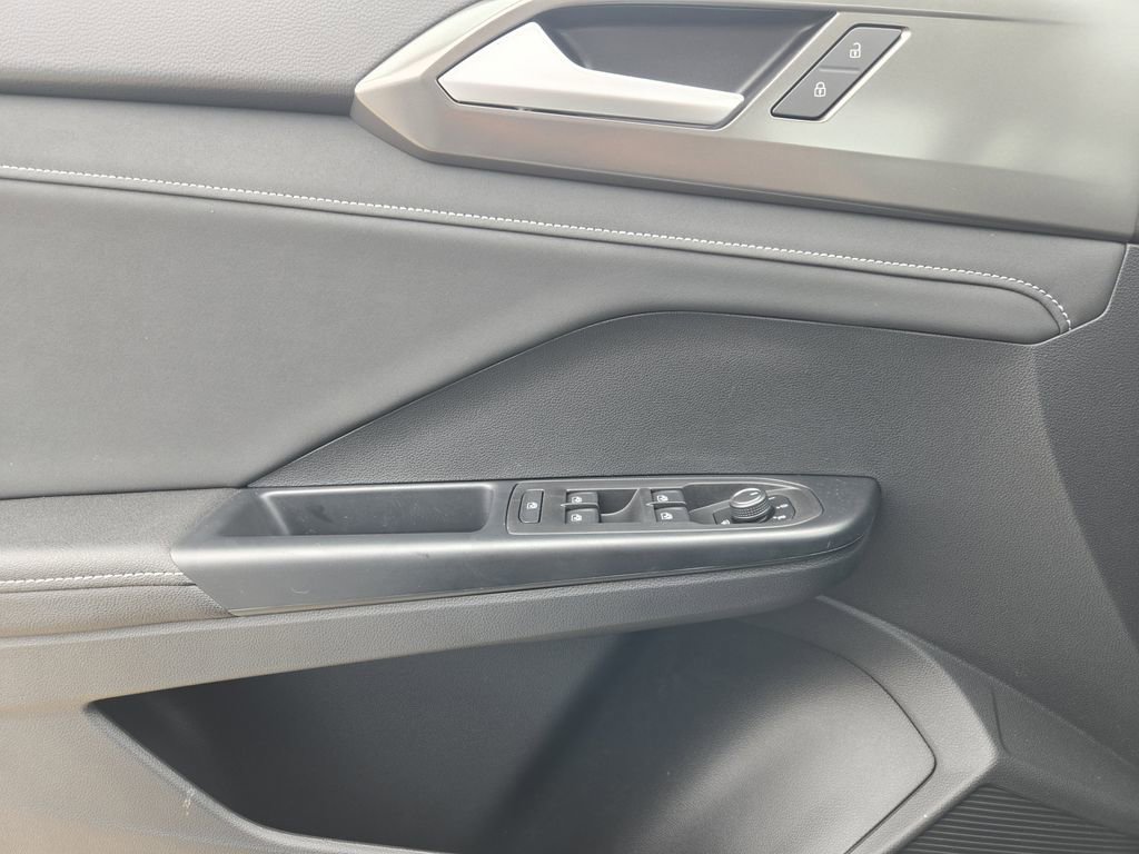 New 2026 Volkswagen Taos SE image 18