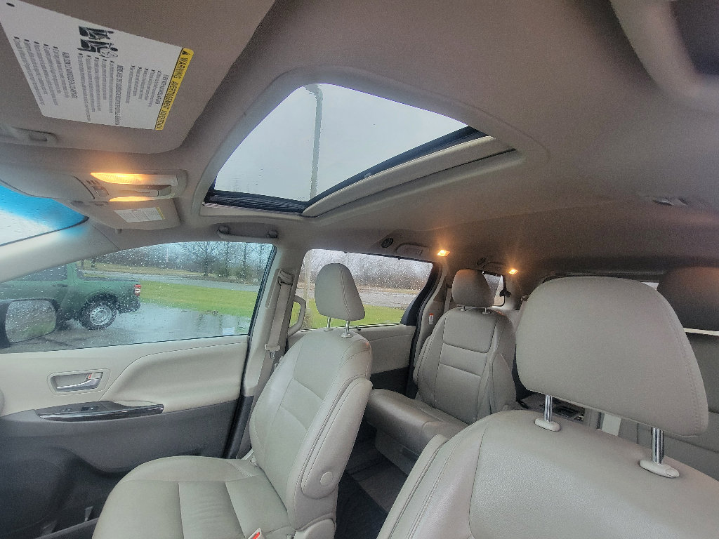 Used 2015 Toyota Sienna XLE w/ XLE Navigation Package image 23