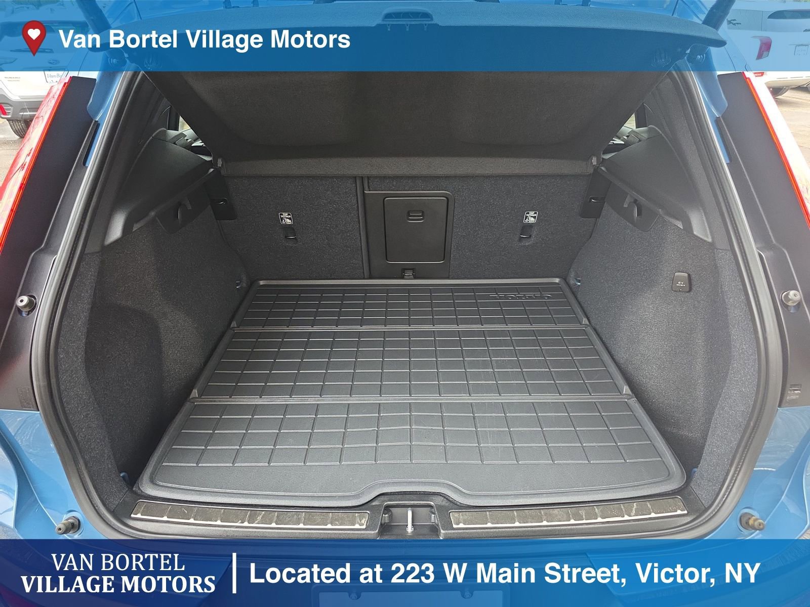 Used 2023 Volvo XC40 B5 Ultimate image 28