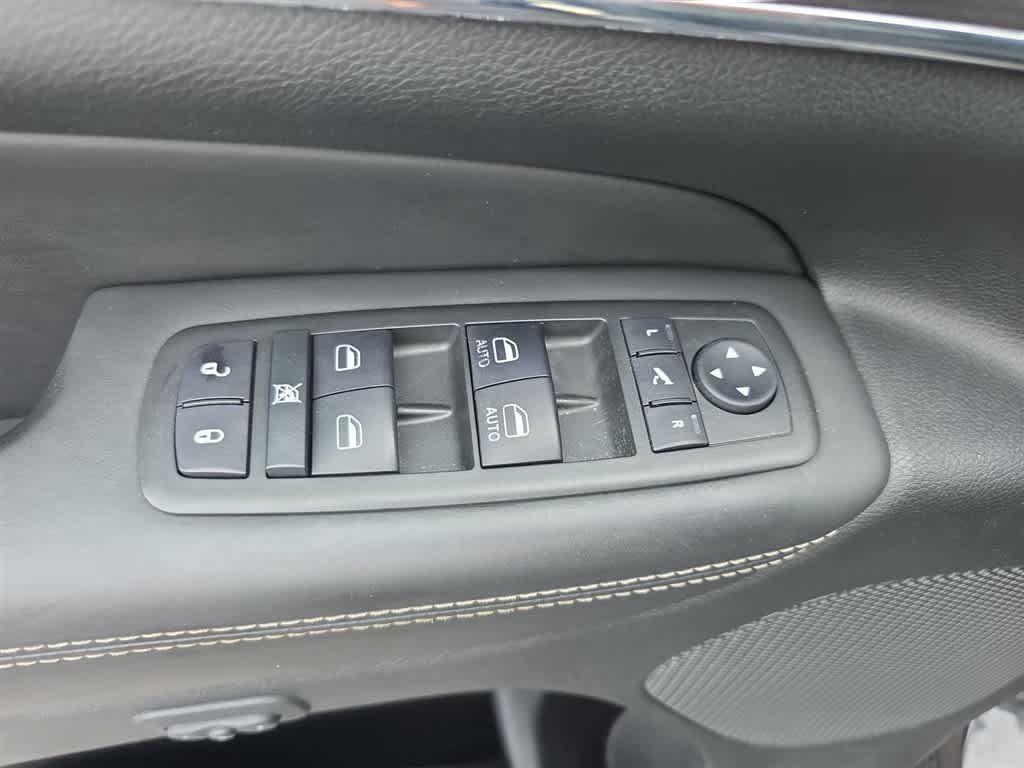 Used 2015 Jeep Grand Cherokee Overland w/ Advanced Technology Group AWD/4WD image 17