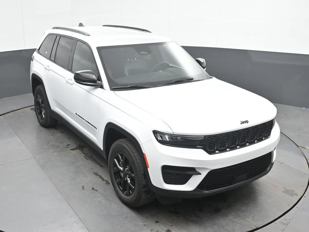 Used 2025 Jeep Grand Cherokee Altitude AWD/4WD image 32