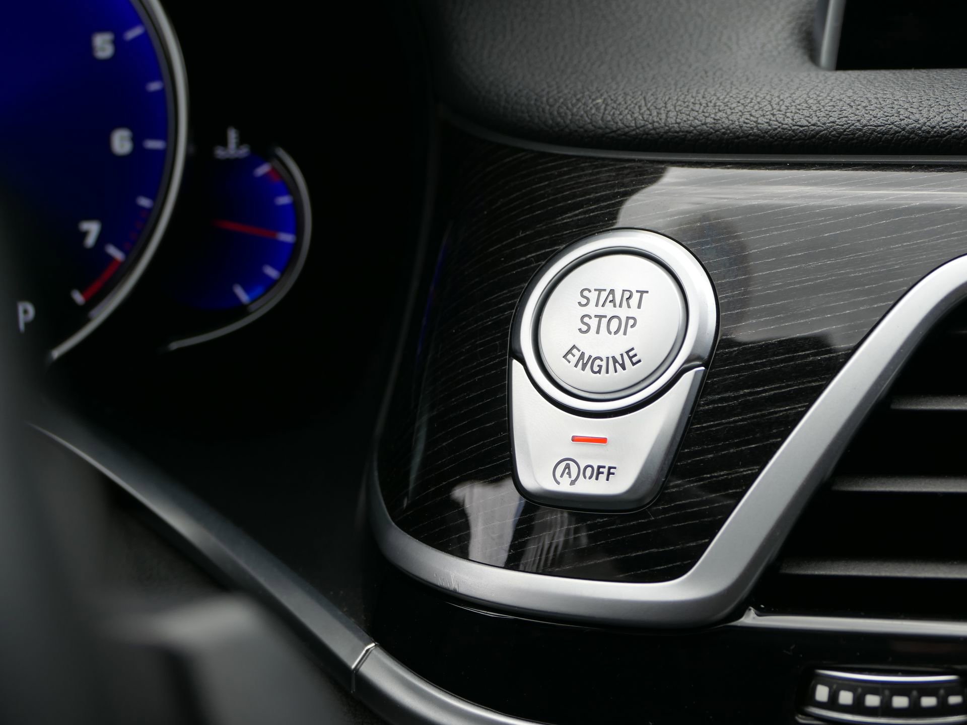 Used 2019 BMW 740i w/ M Sport Package RWD image 18