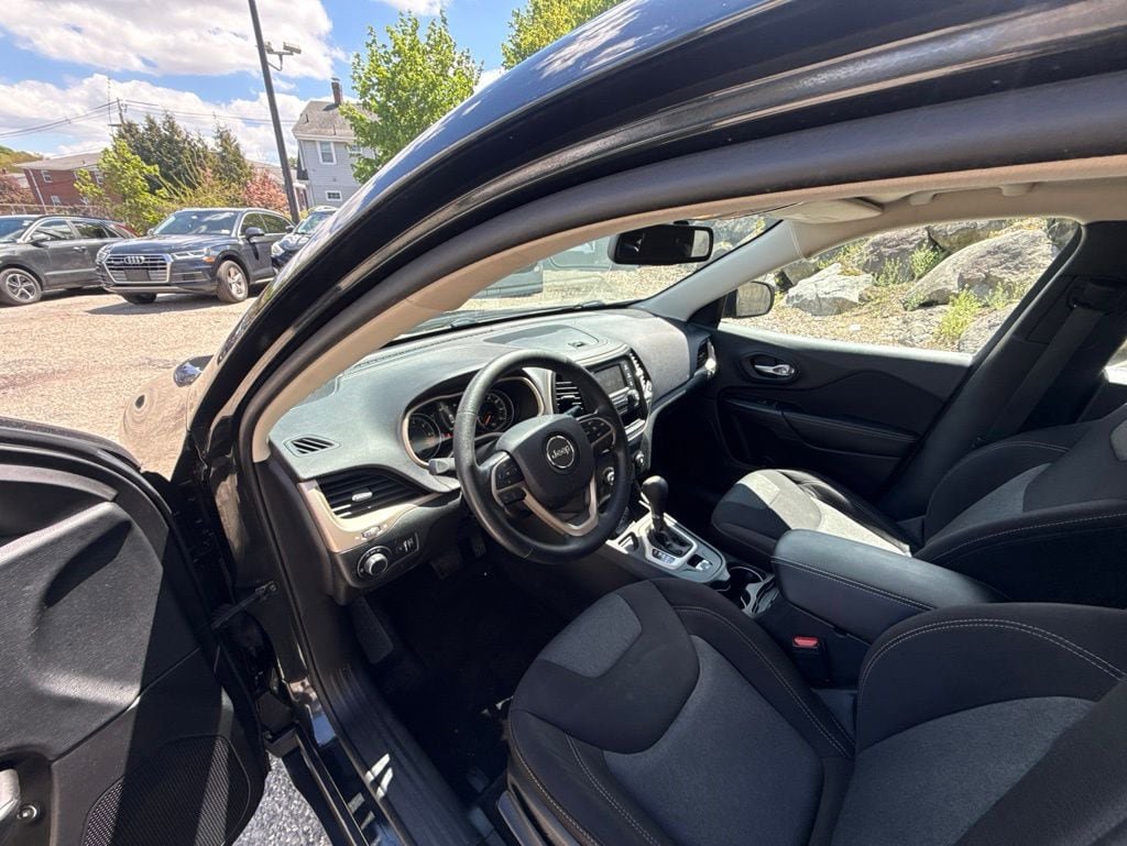 Used 2015 Jeep Cherokee Sport FWD image 14
