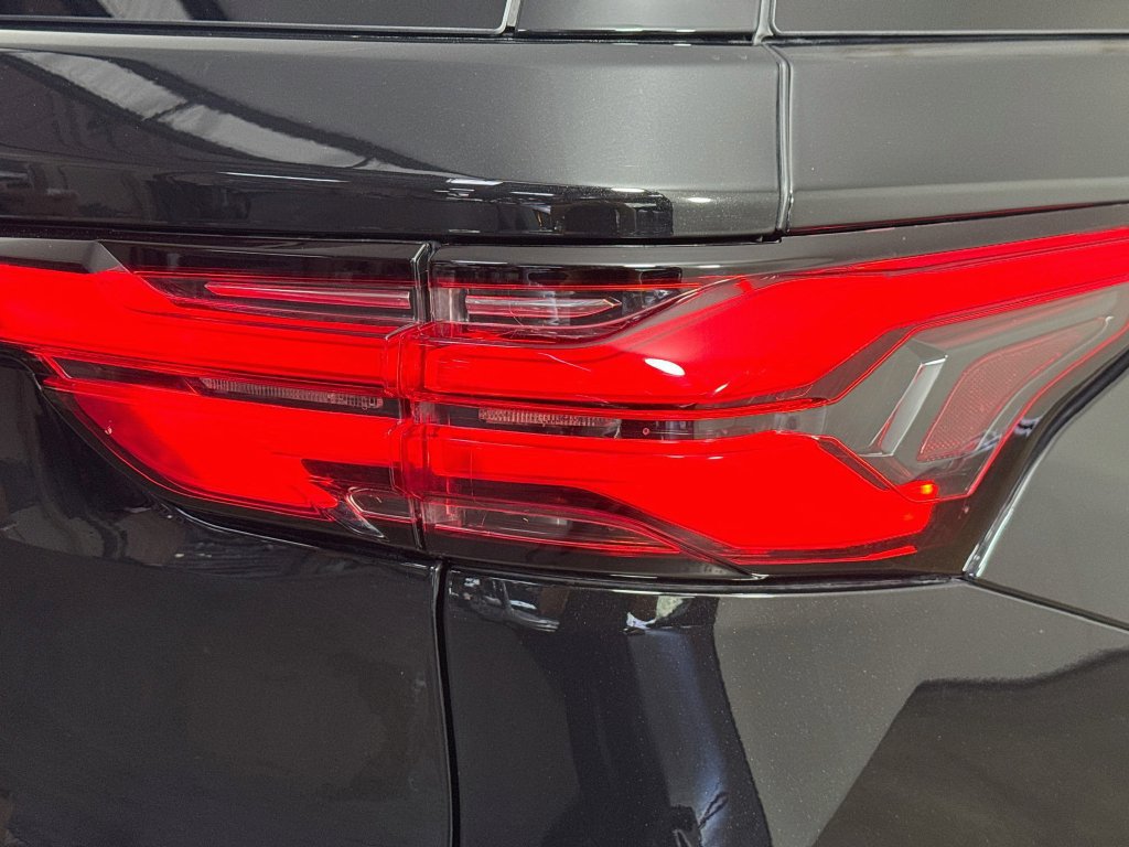 Used 2023 Chevrolet Traverse High Country FWD image 35
