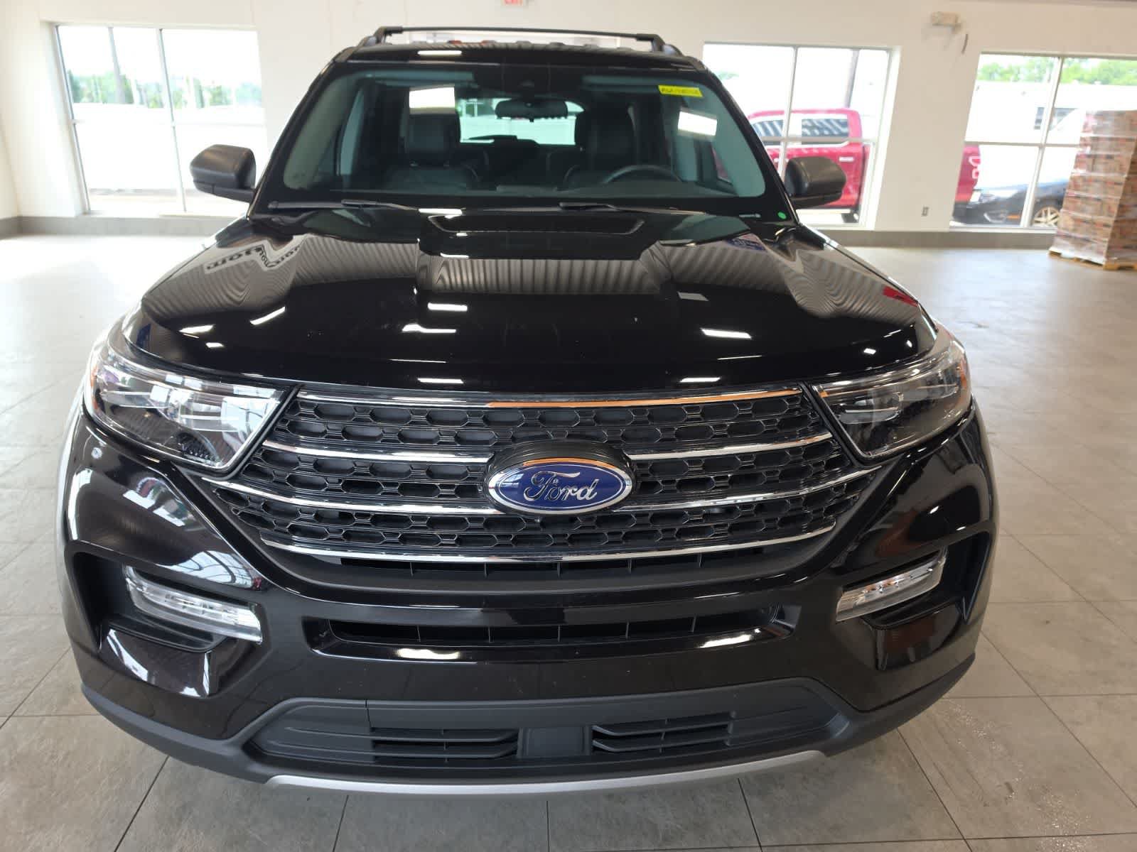 Used 2024 Ford Explorer XLT w/ Equipment Group 202A AWD/4WD image 4