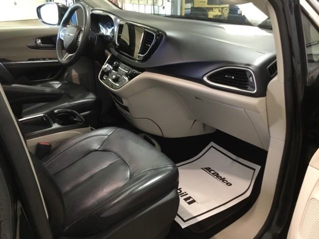 Used 2022 Chrysler Pacifica Touring-L image 52