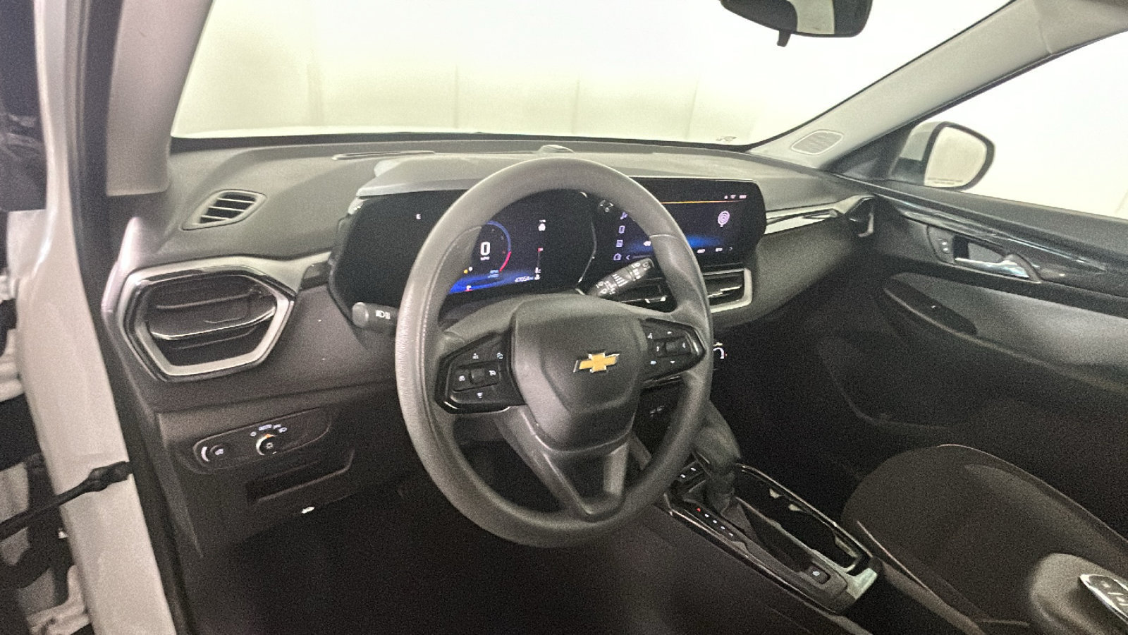Used 2025 Chevrolet TrailBlazer LT FWD image 16