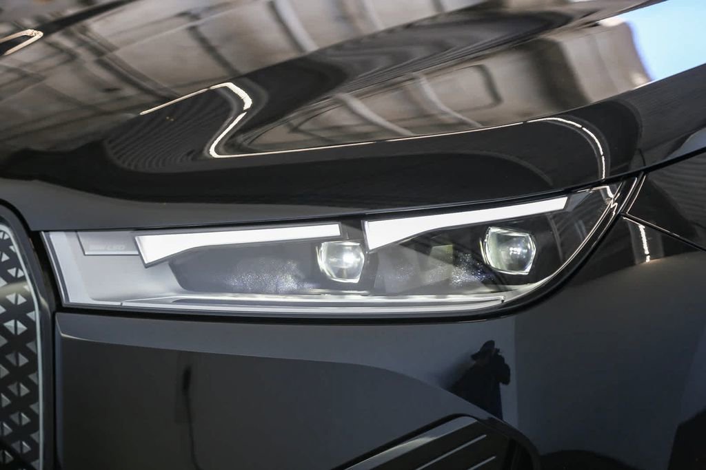 Used 2025 BMW iX xDrive50 w/ Premium Package AWD/4WD image 8