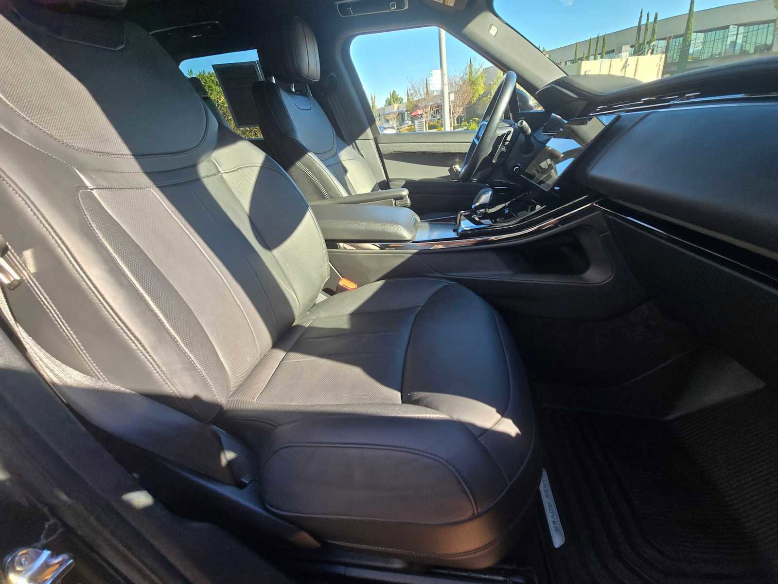 Used 2024 Land Rover Range Rover Sport SE image 11