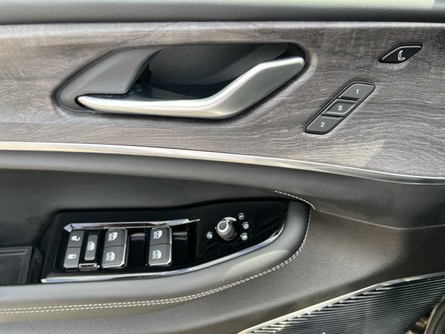 Certified 2022 Jeep Grand Cherokee Overland w/ Luxury Tech Group IV AWD/4WD image 14