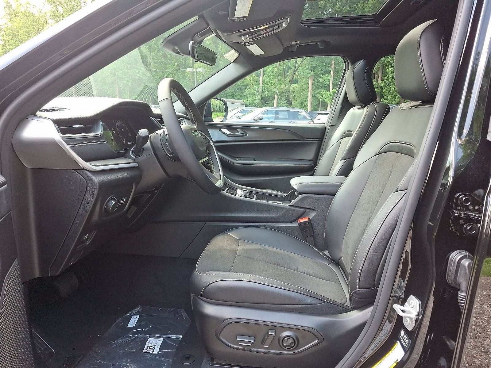 New 2025 Jeep Grand Cherokee L Altitude image 9