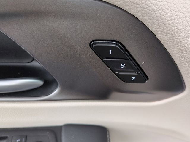 Used 2024 Chrysler Pacifica Touring-L image 15