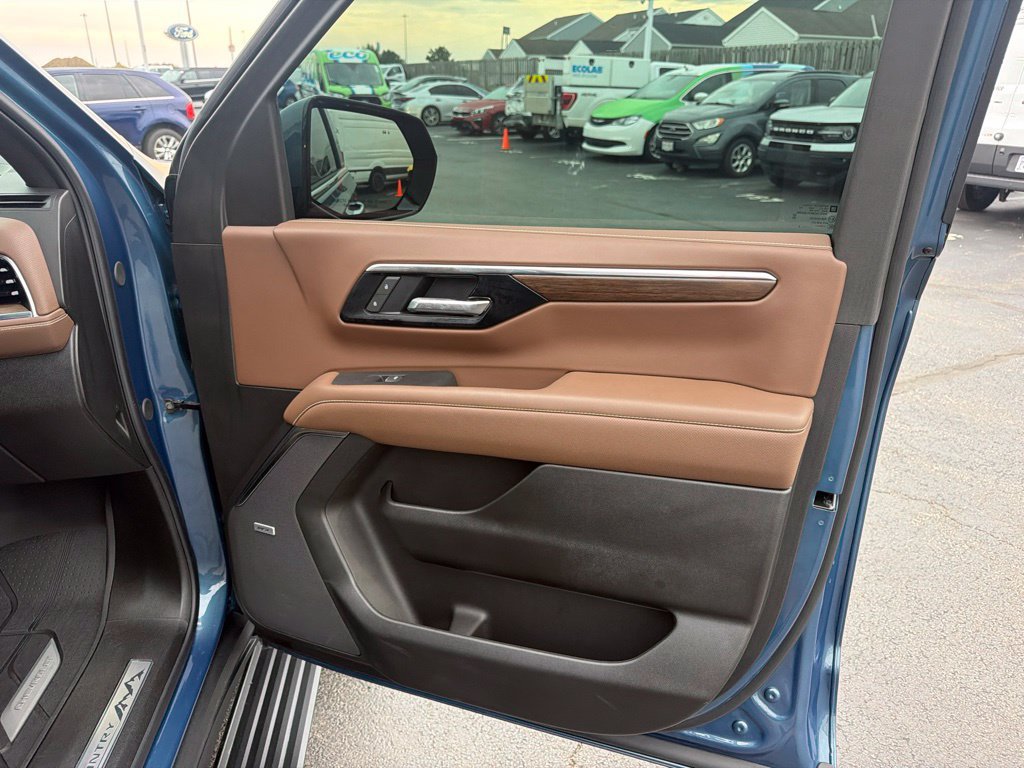 Used 2025 Chevrolet Tahoe High Country AWD/4WD image 35