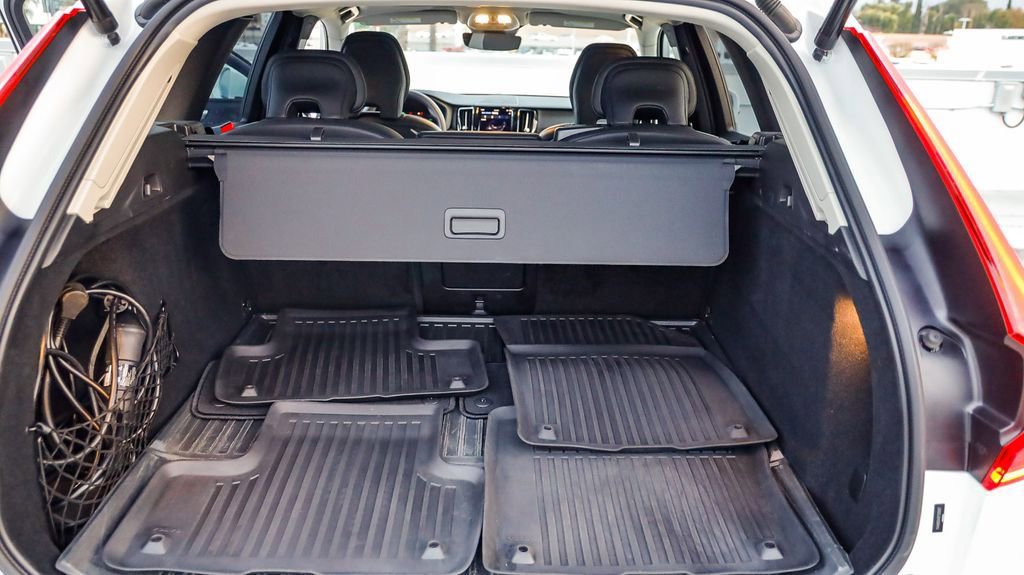 Used 2023 Volvo XC60 T8 Ultimate w/ Climate Package image 28