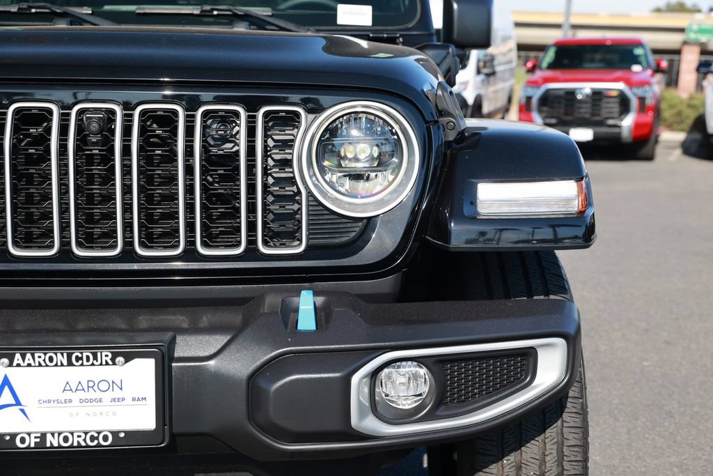 Used 2024 Jeep Wrangler Unlimited Sahara w/ Technology Group AWD/4WD image 5