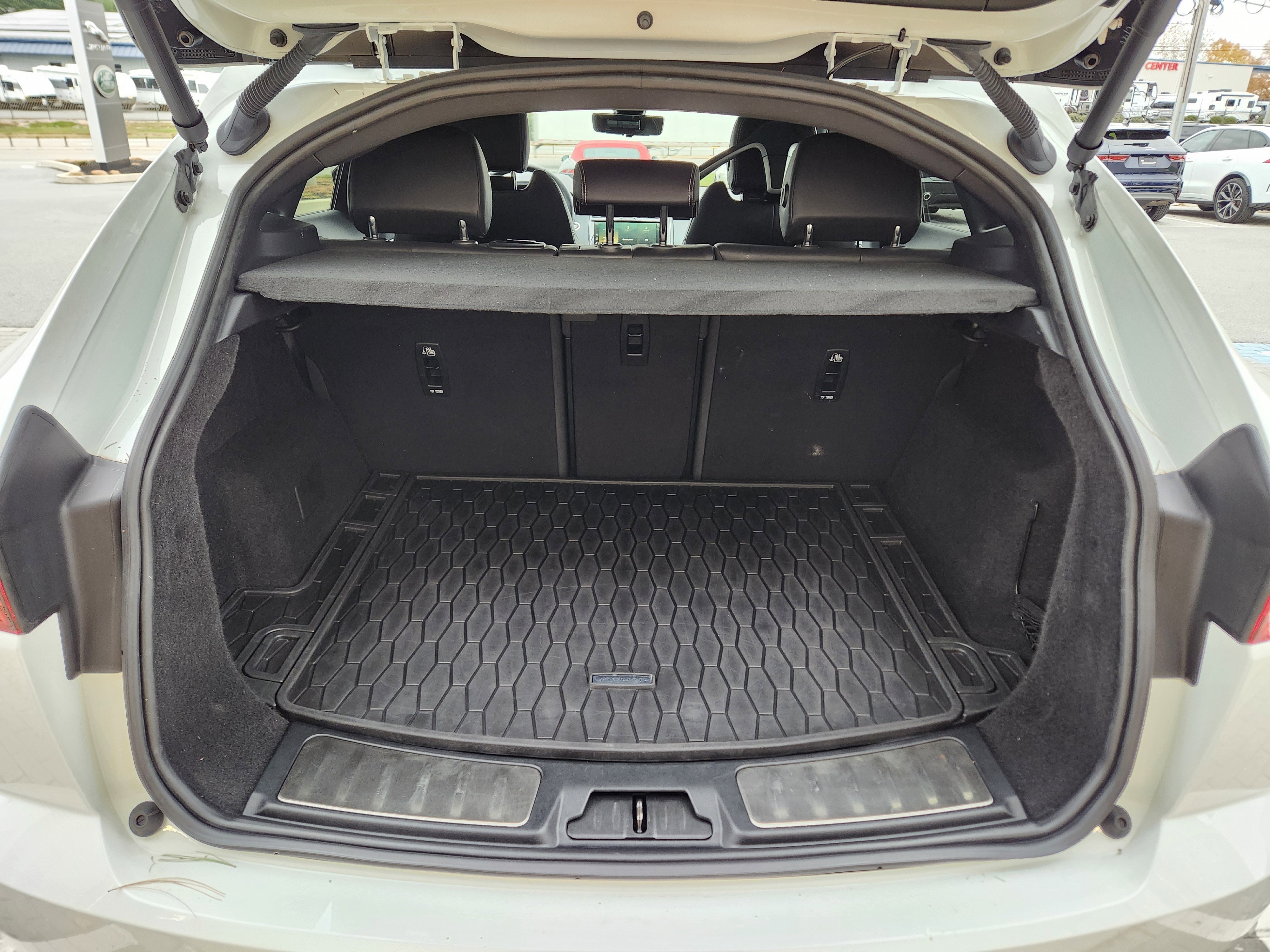 Certified 2024 Jaguar E-PACE R-Dynamic SE image 8