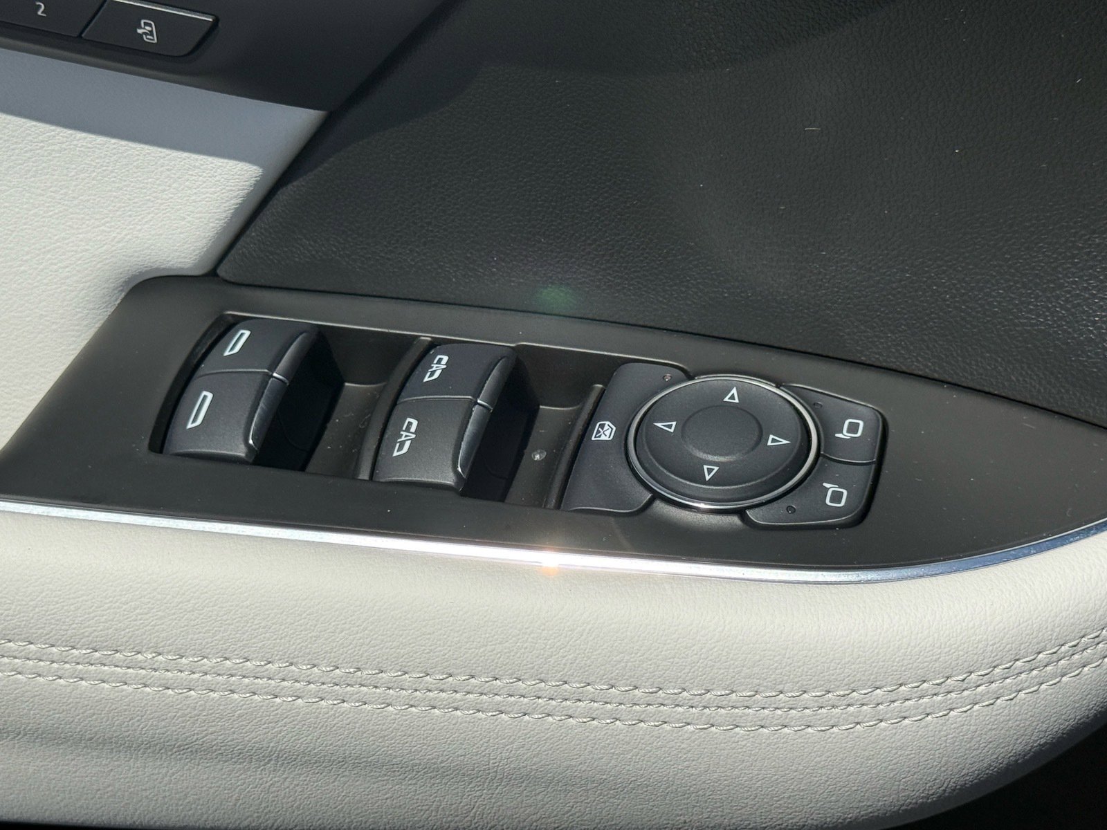 Used 2024 Buick Envision Avenir AWD/4WD image 24
