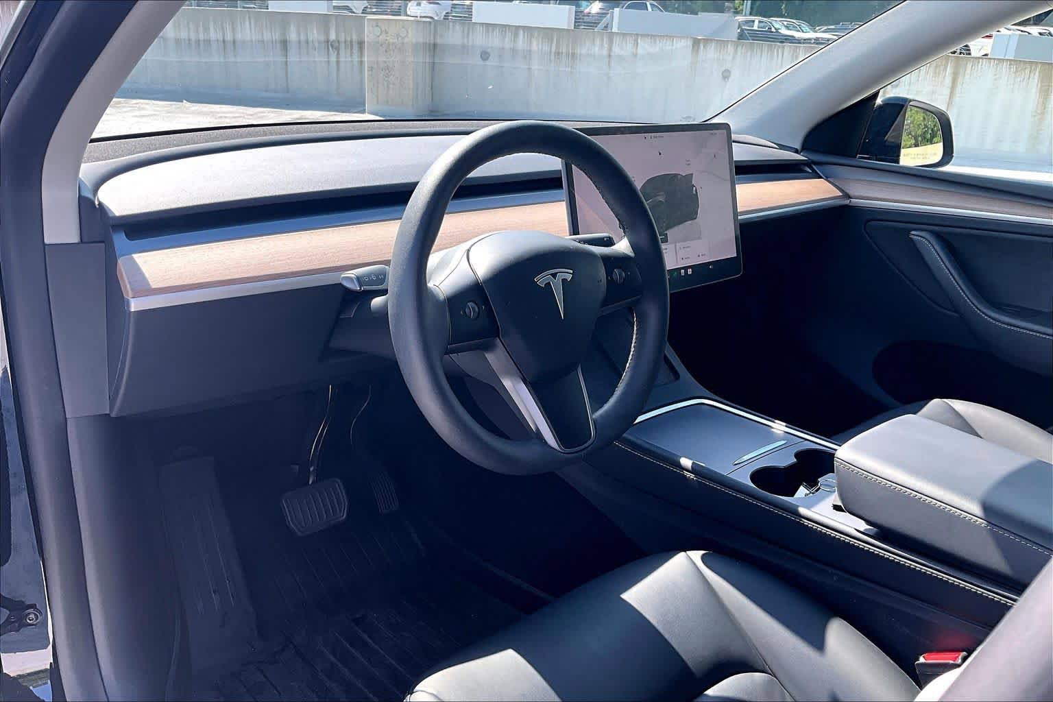 Used 2024 Tesla Model Y Long Range AWD/4WD image 16