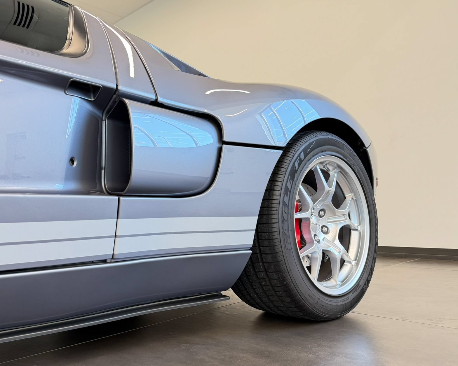 Used 2006 Ford GT RWD image 48
