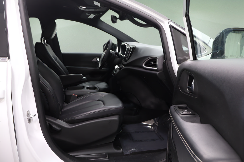 Used 2025 Chrysler Pacifica Select FWD image 16