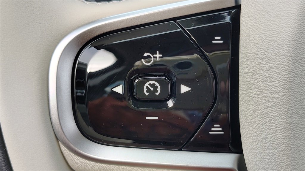 New 2026 Volvo XC60 B5 Ultra w/ Climate Package image 16