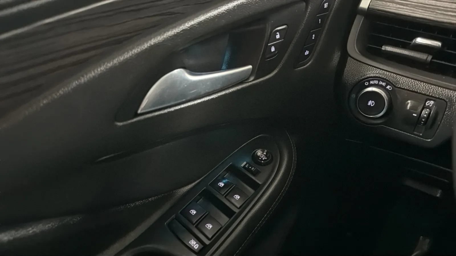 Used 2017 Buick Envision Essence FWD image 14