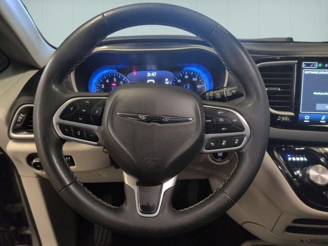 Used 2023 Chrysler Pacifica Touring-L FWD image 18