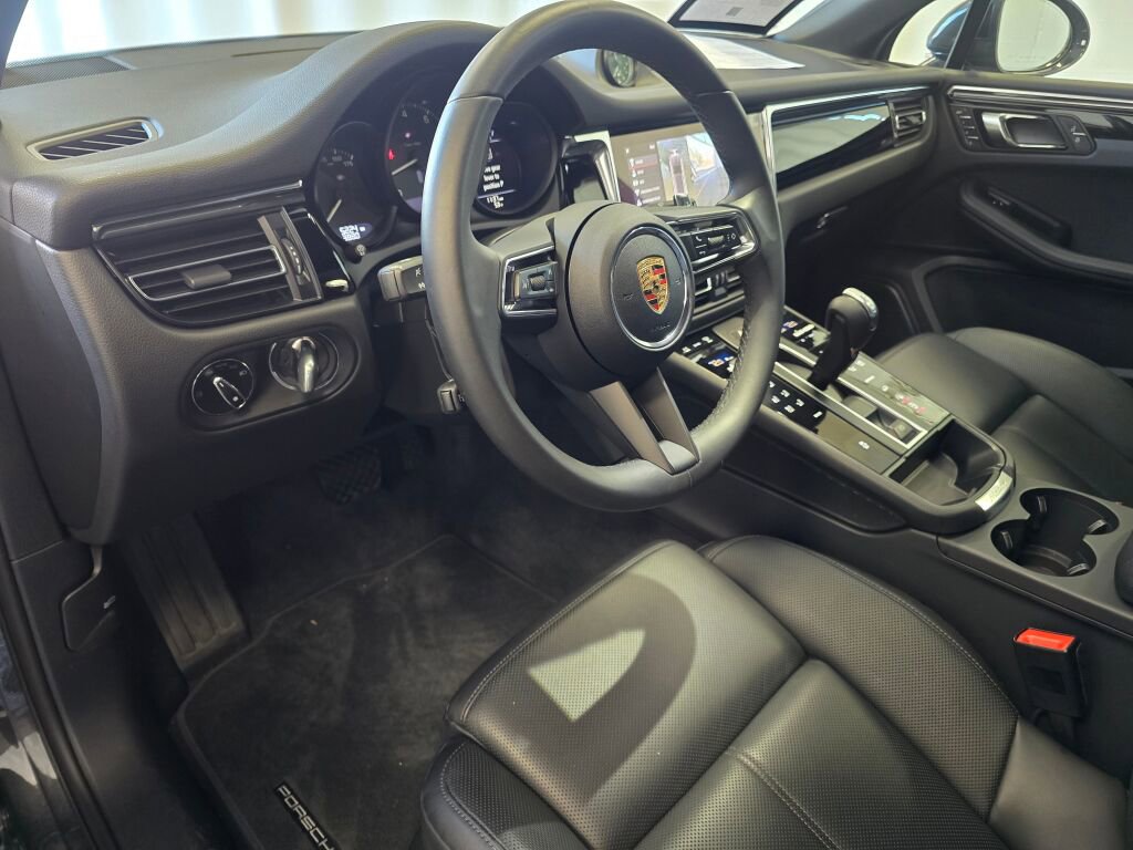 Certified 2025 Porsche Macan image 4