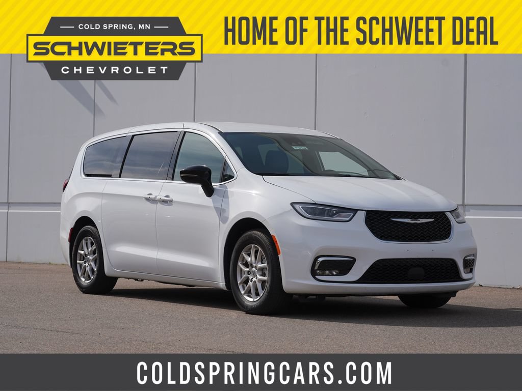 Used 2025 Chrysler Pacifica Select