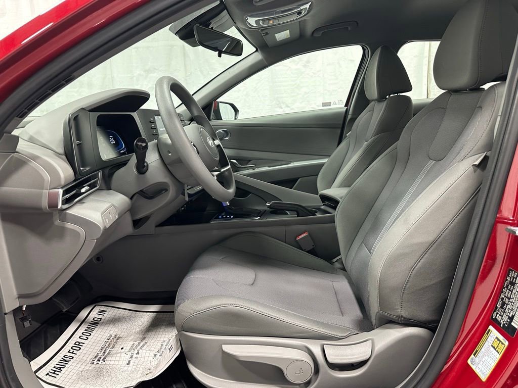 Used 2025 Hyundai Elantra SE FWD image 14