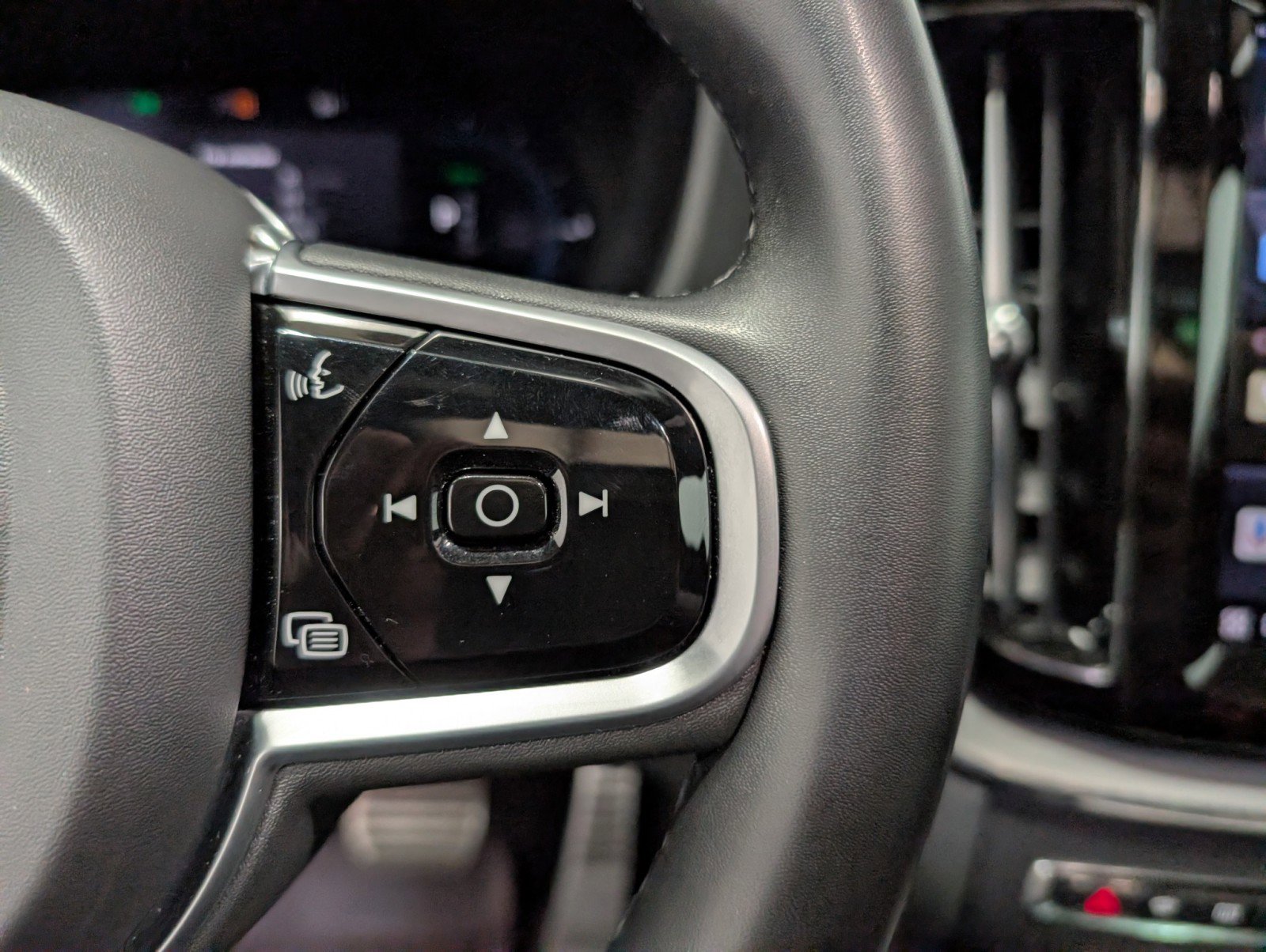 Used 2022 Volvo XC60 T8 R-Design w/ Advanced Package image 19