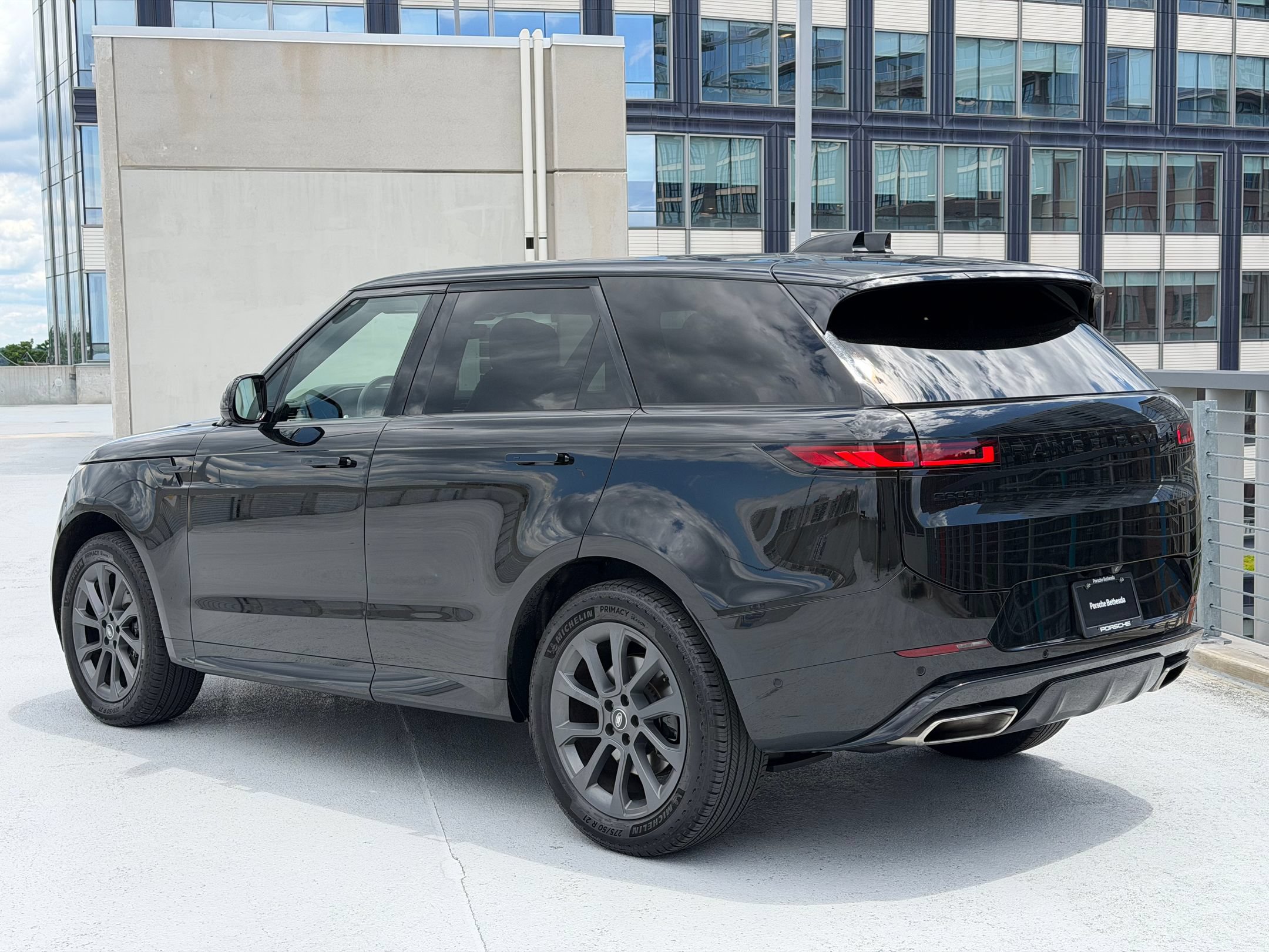 Used 2024 Land Rover Range Rover Sport Dynamic SE AWD/4WD image 3