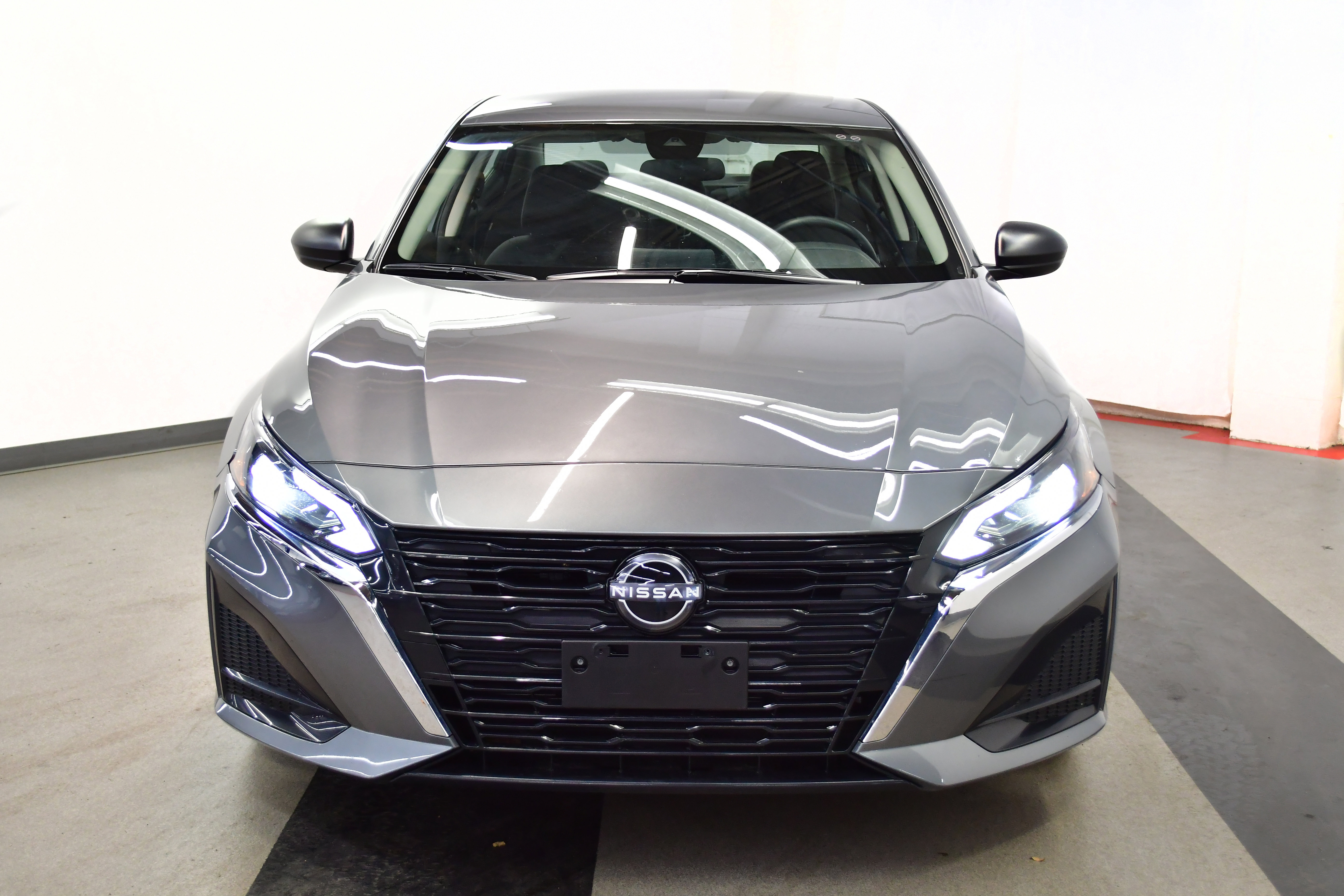 Used 2025 Nissan Altima 2.5 SV FWD image 3