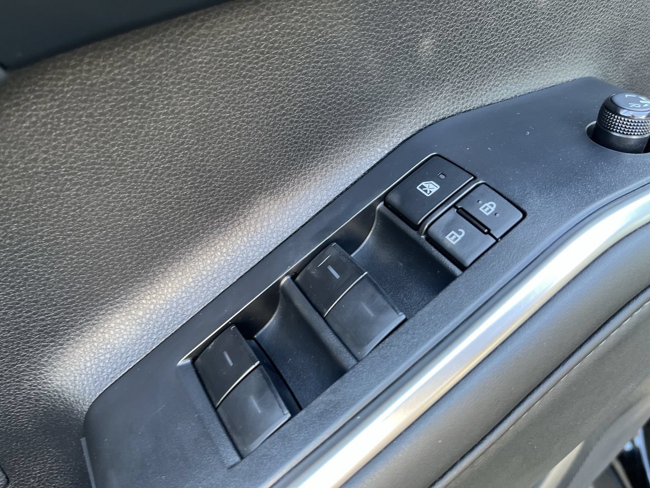 Used 2022 Toyota Highlander XLE AWD/4WD image 3
