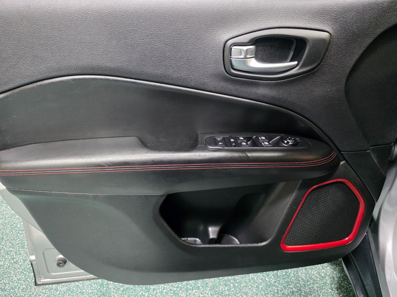 Used 2019 Jeep Compass Trailhawk w/ Leather Interior Group AWD/4WD image 17