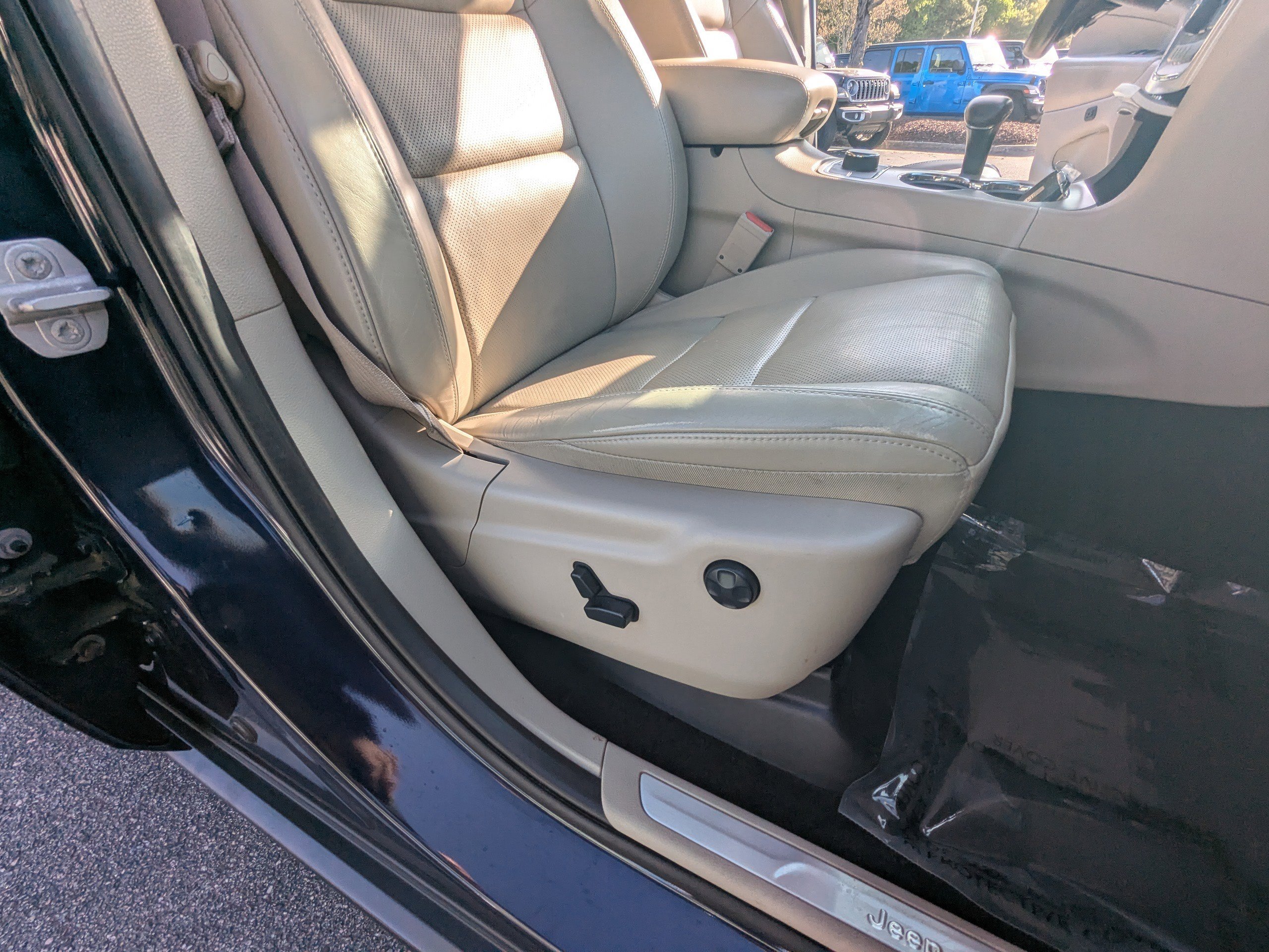 Used 2015 Jeep Grand Cherokee Limited w/ Luxury Group II image 16