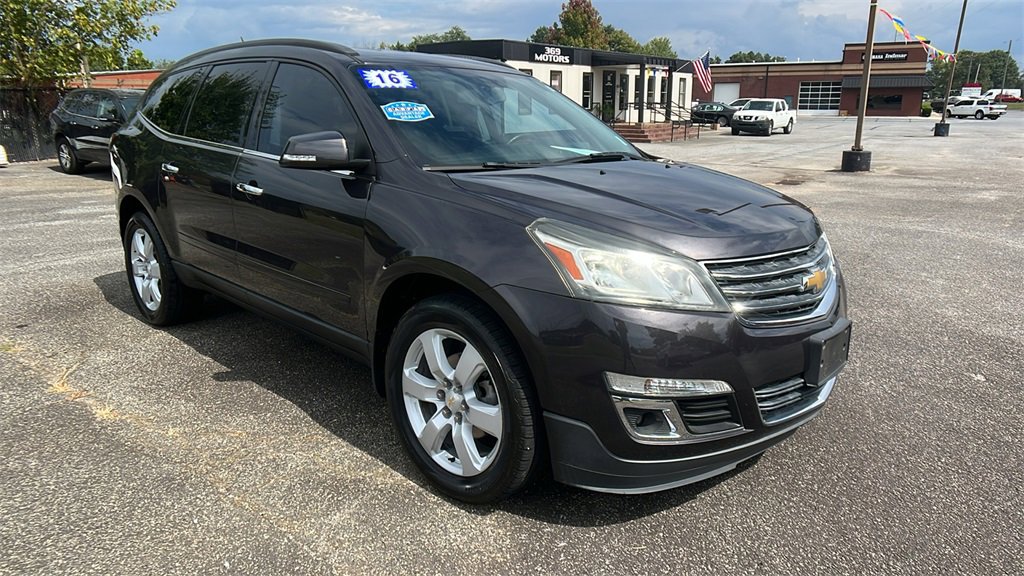 Used 2016 Chevrolet Traverse LT w/ Style and Technology Package image 3