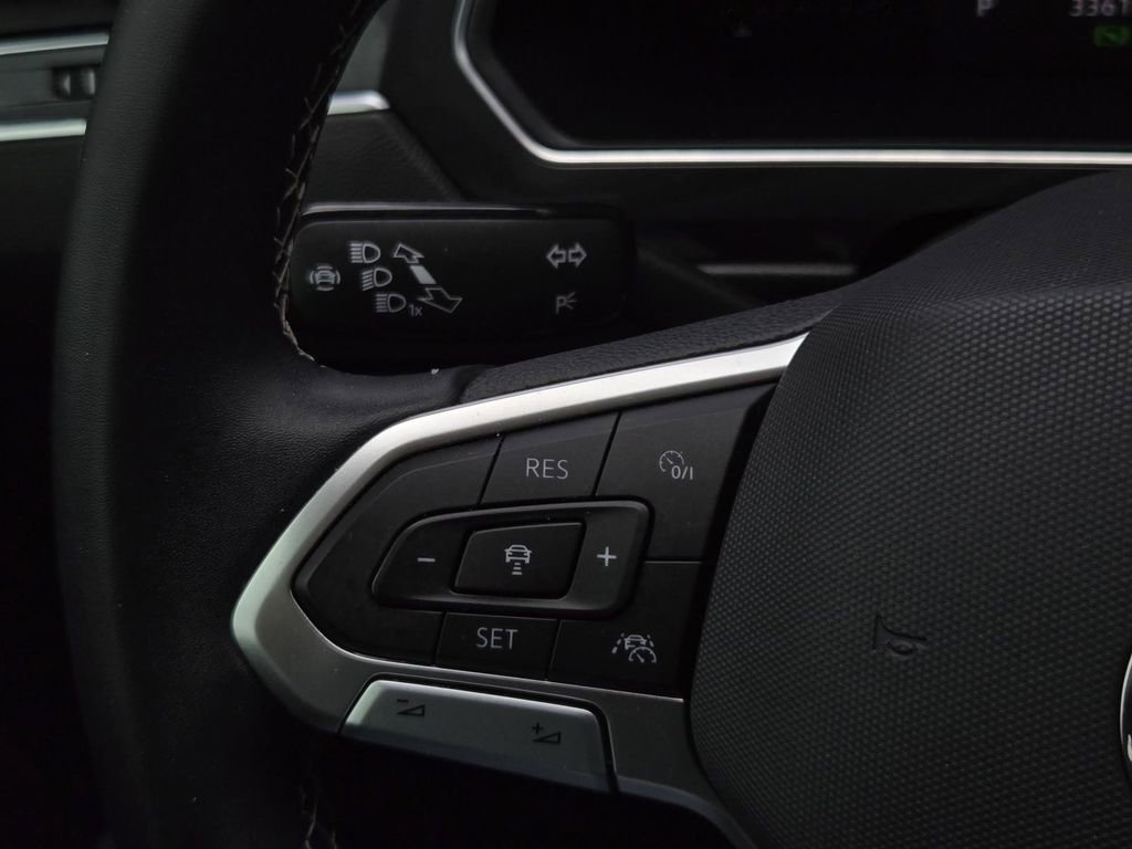 Used 2022 Volkswagen Tiguan SE w/ Panoramic Sunroof Package FWD image 26
