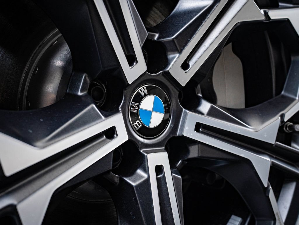 Certified 2025 BMW 330i xDrive Sedan w/ Convenience Package AWD/4WD image 8
